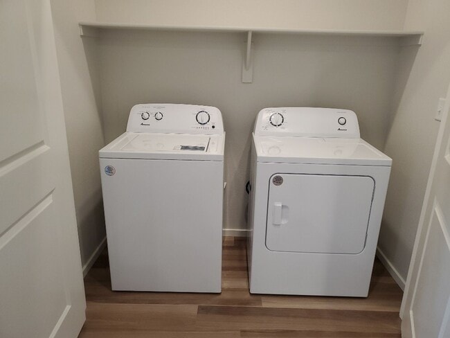 Building Photo - Luxury Condo - Water, Sewer, Basic Internet Included!