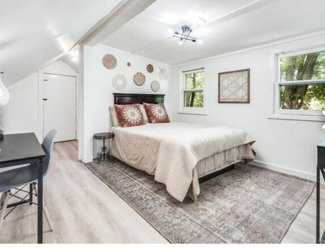 Building Photo - 263 S Quaker Ln