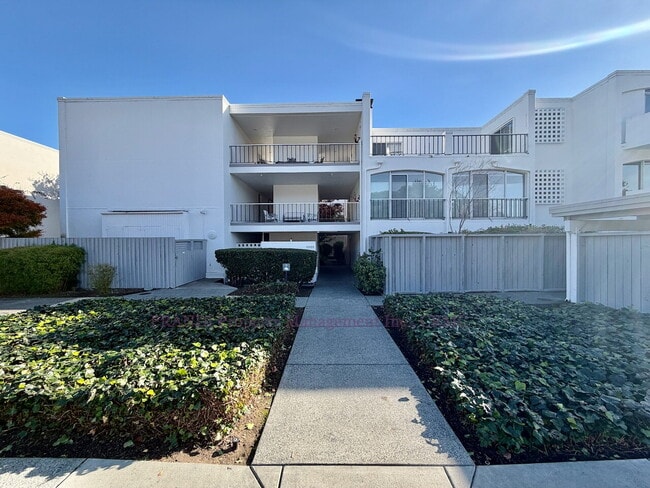 Building Photo - Bright Shelter Bay Condo with Water Views!