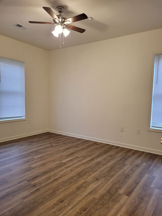 Building Photo - 670 Bassett Dr