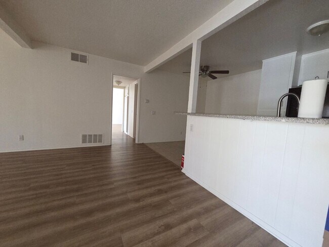 Building Photo - Spacious 2 Bedroom 2 Bath Upstairs Condominium