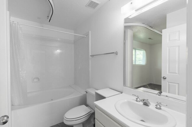 Building Photo - Serene 3 Bedroom, 2 Bathroom Home in Pine ...