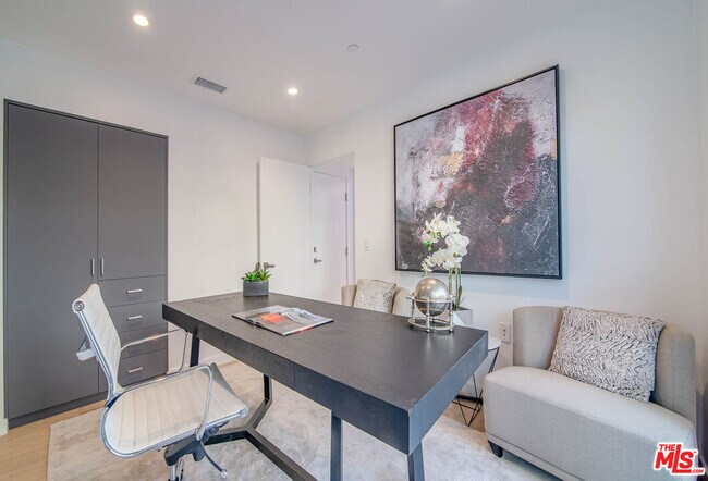 Building Photo - 1214 N Sycamore Ave