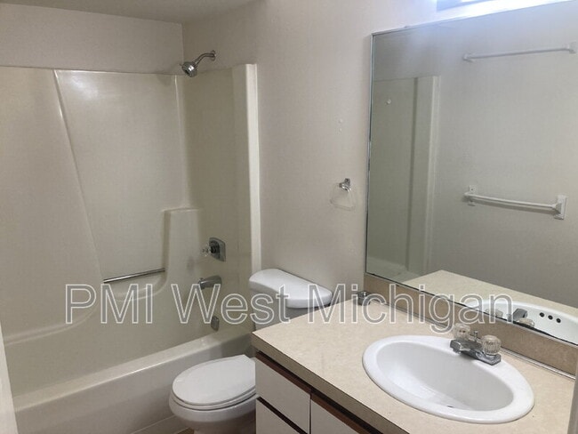 Building Photo - 6043 In the Pines Dr SE