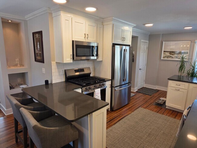 Building Photo - Updated 3-Bedroom Single- Family Home in Fox Point