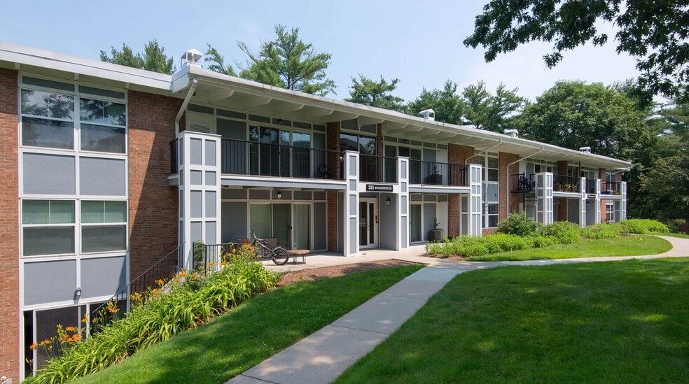Building Photo - The Commons at Windsor Gardens