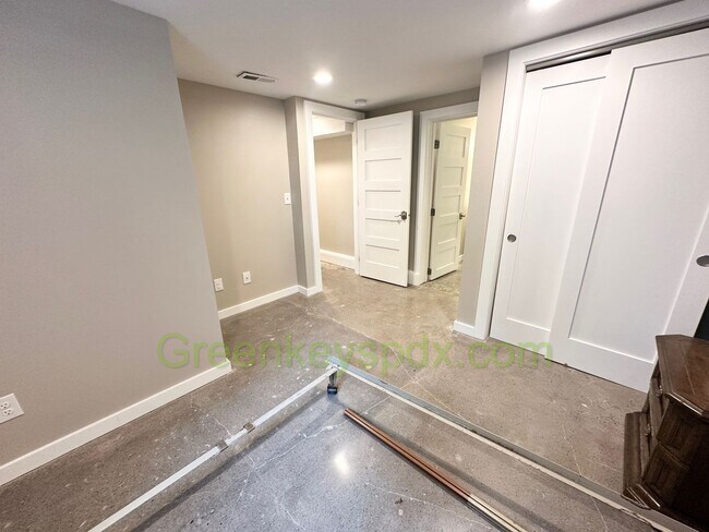 Building Photo - Huge Gorgeous 5 Bedroom 4 Bath Unit in SW ...