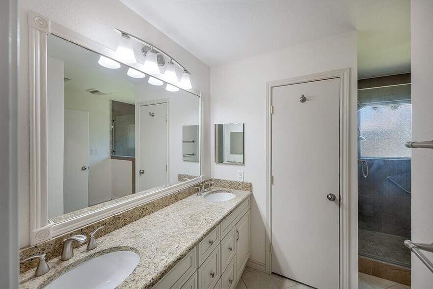 Building Photo - Upscale West Plano home with great outdoor entertaining