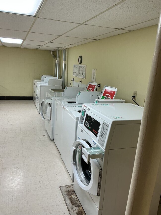 Building Photo - Spacious 2BR/1.5BA 2nd Floor Apartment in Brown Deer – Heat & Hot Water Included, Pool & Undergro...