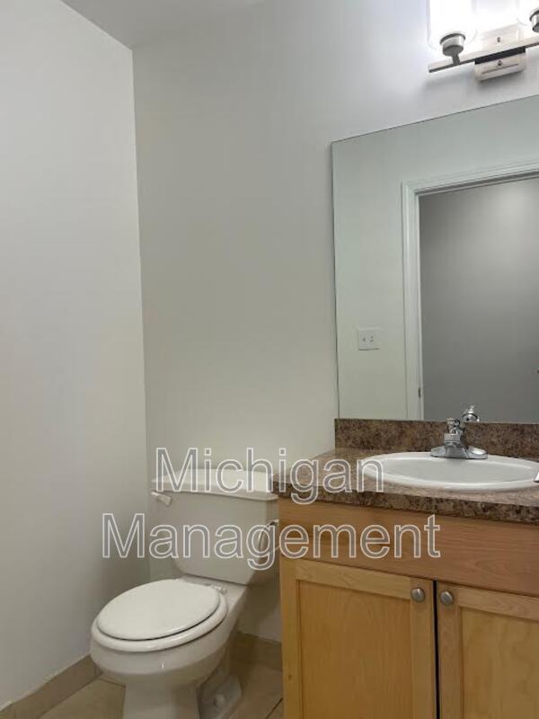 Building Photo - 2735 E Maple Rd