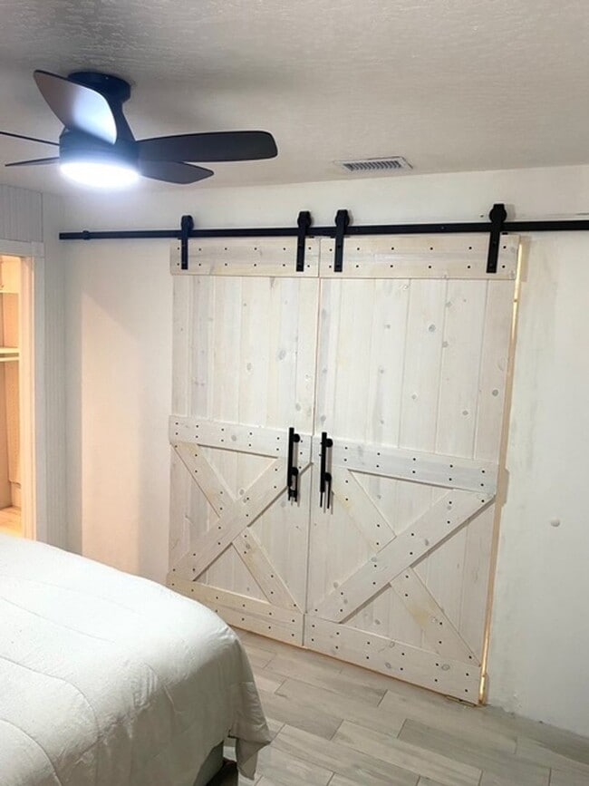 Building Photo - Spacious 3BR with bonus office space