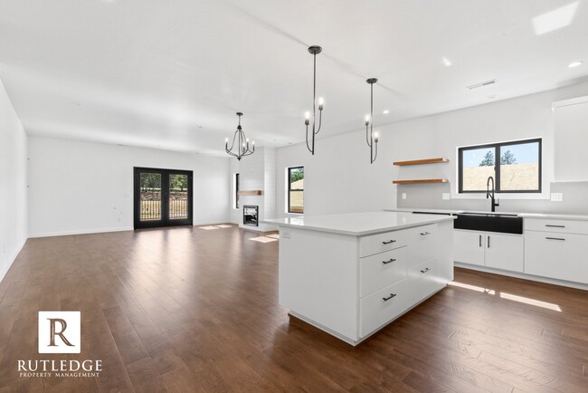 Building Photo - Exquisite 3 Bed / 2.5 Bath Home near the Eagle Point Golf Course!