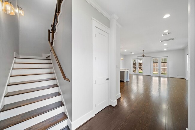 Building Photo - 819 Algregg St