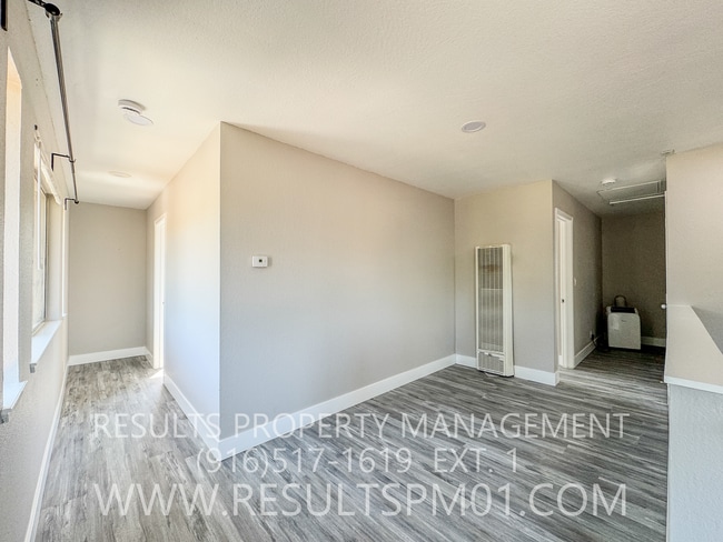 Building Photo - Freshly updated 2 bedroom duplex w garage
