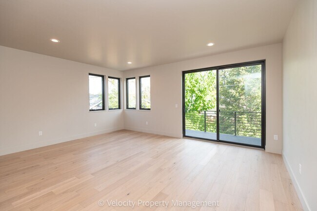 Building Photo - Luxury Westside Townhome!