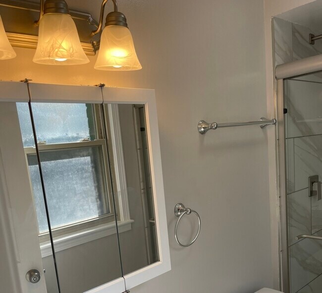 Building Photo - 1534 W Farwell Ave