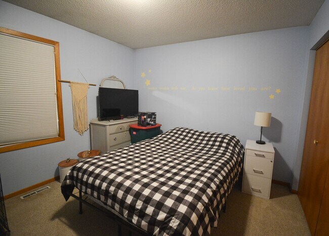Building Photo - Great location, roomy yard, huge garage!