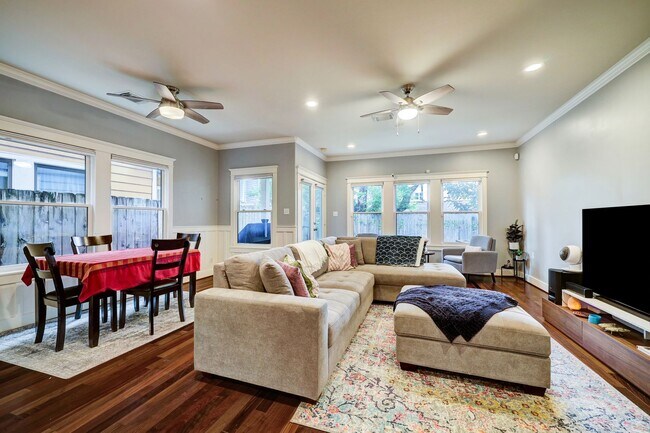 Building Photo - 3-Bed Houston Heights Gem with Private Tur...