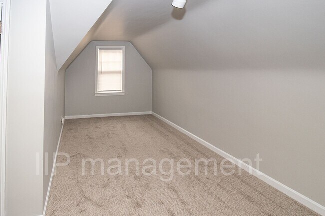 Building Photo - University Heights 4bed gorgeous 2nd Floor...