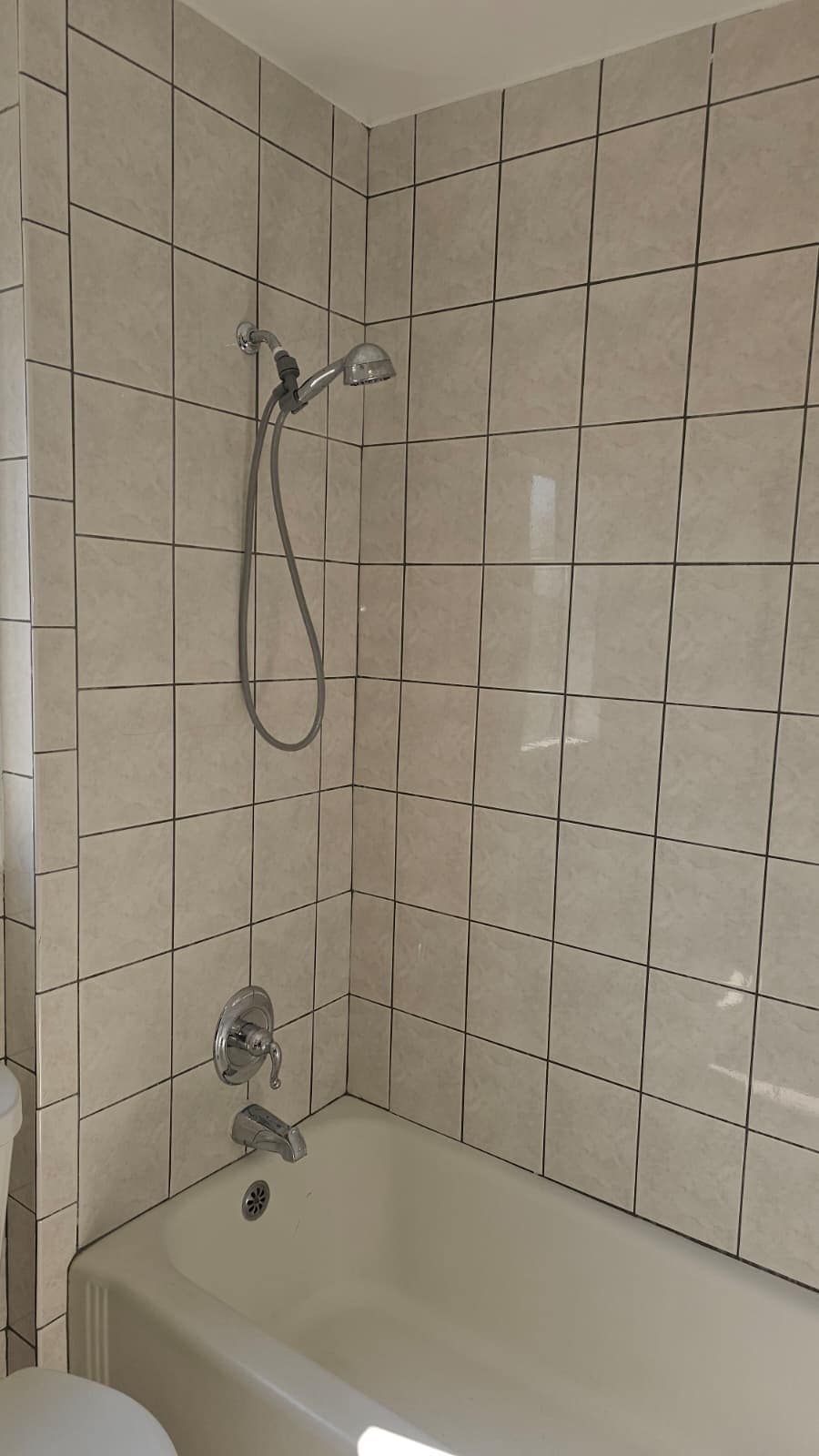 Bathroom Shower/Tub - 1005 N Townsend Ave