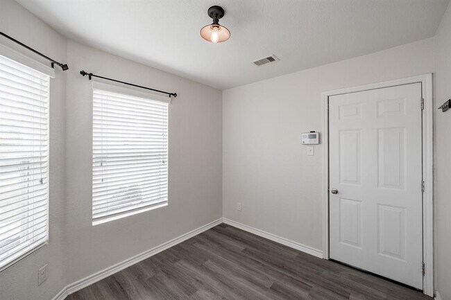 Building Photo - 9917 Kingfisher Dr