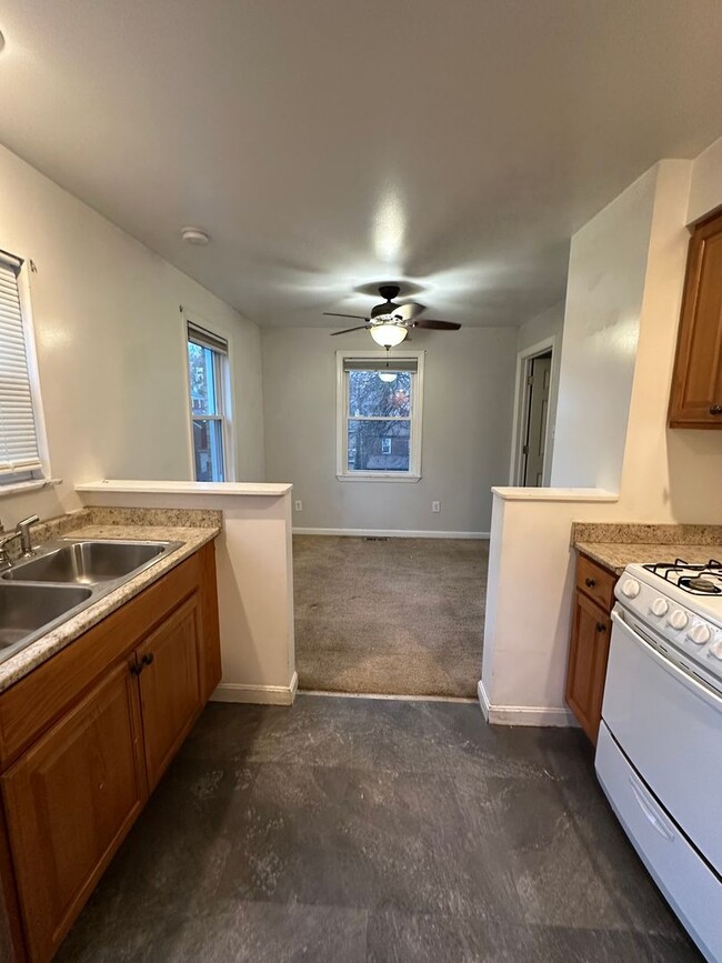 Building Photo - 3013 Glendale Ave