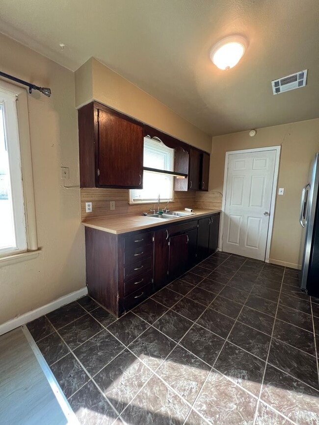 Building Photo - 3818 NW Bell- AVAILABLE NOW!