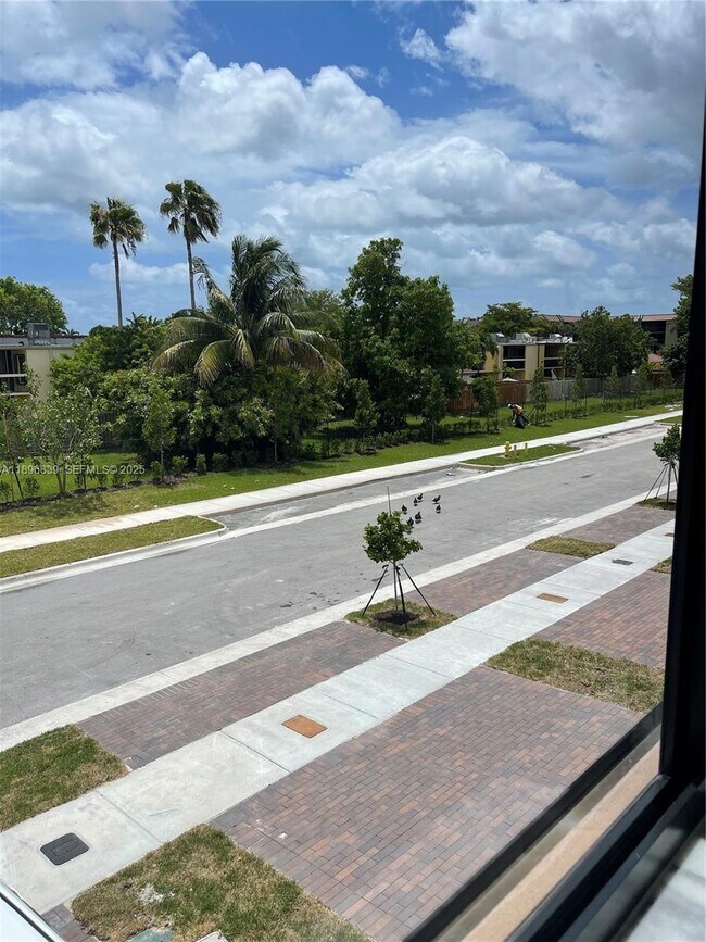 Building Photo - 20588 NE 5th Pl