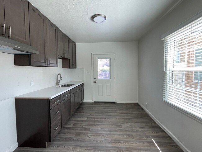 Building Photo - Large Brand New One Bedroom Apartment!