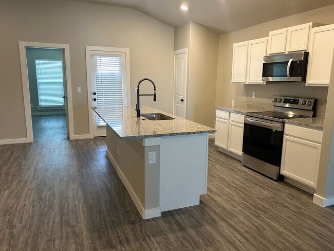 Building Photo - Pre-Leasing - Lovely Glowing Home in South...