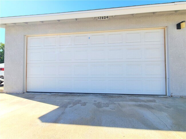 Building Photo - 12694 Valley View St
