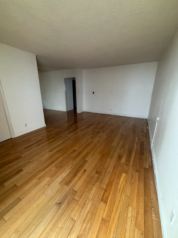 Building Photo - 2042 Beachwood Dr