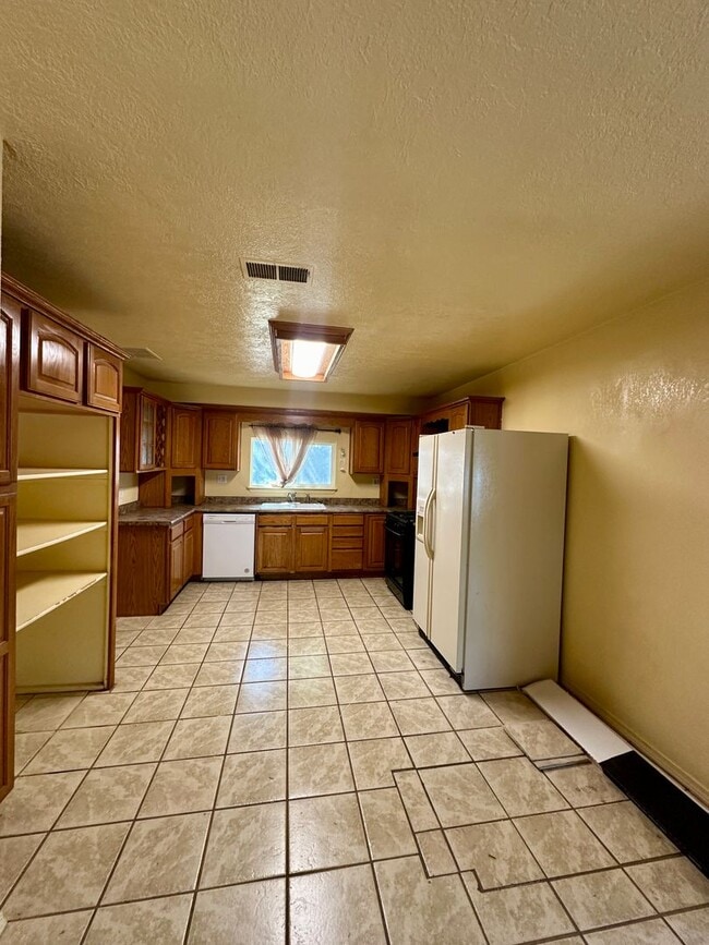 Building Photo - 3 Bedroom Home Ready to Rent
