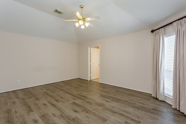 Building Photo - 21915 Rivergate Ct