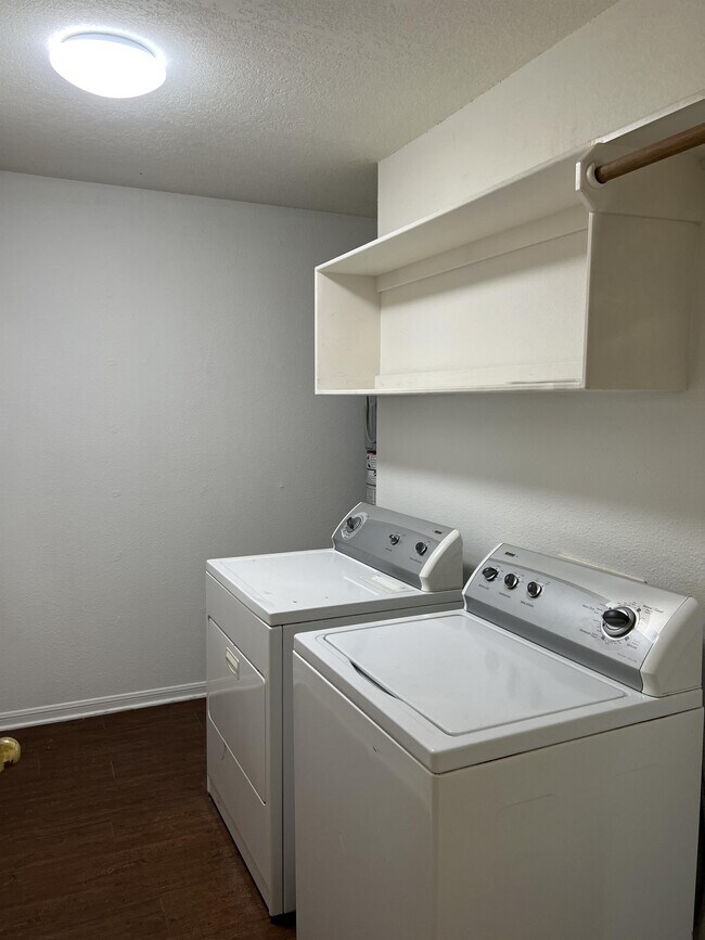 Building Photo - 1751 Rock Hollow Loop