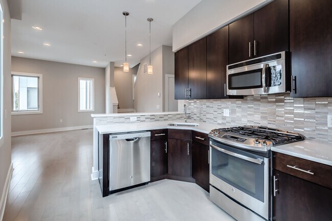 Building Photo - Northern Liberties Townhome with attached Garage