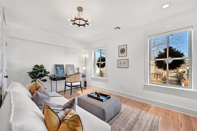 Building Photo - 242 SW D St