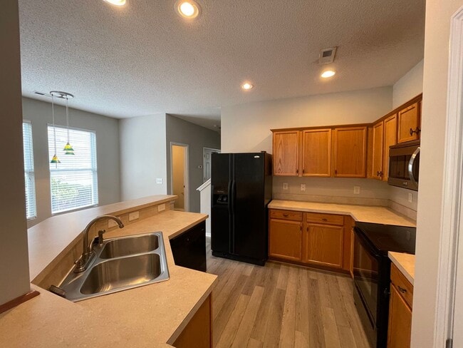 Building Photo - SPACIOUS 3bed/2.5bath TOWNHOME w/1st floor...