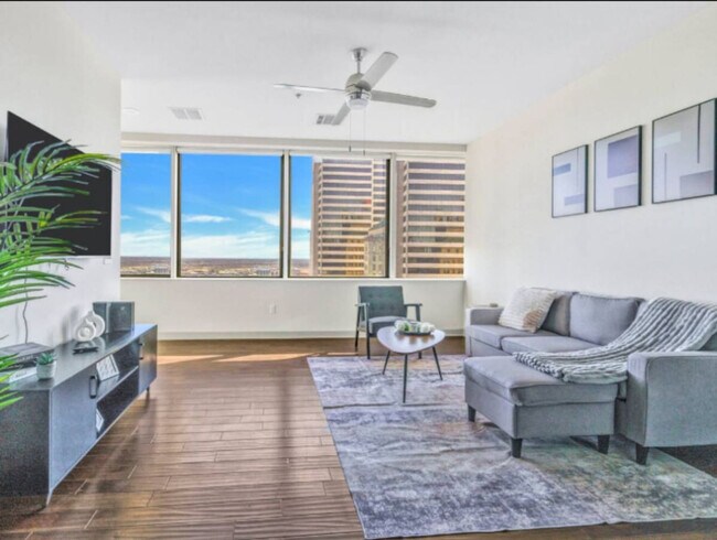 Primary Photo - 1555 Elm St