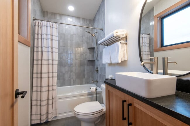 Building Photo - 3402 Alta Vista Dr