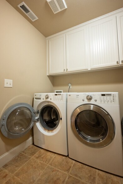 Building Photo - 15550 SW Cynthia Ln