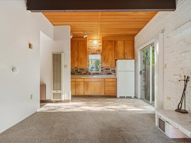 Building Photo - 1863 Bailhache Ave