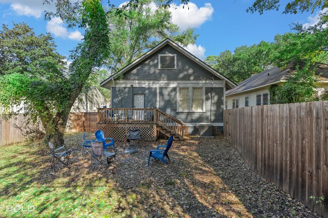 Building Photo - Check Out this 3 bed 2 bath!!