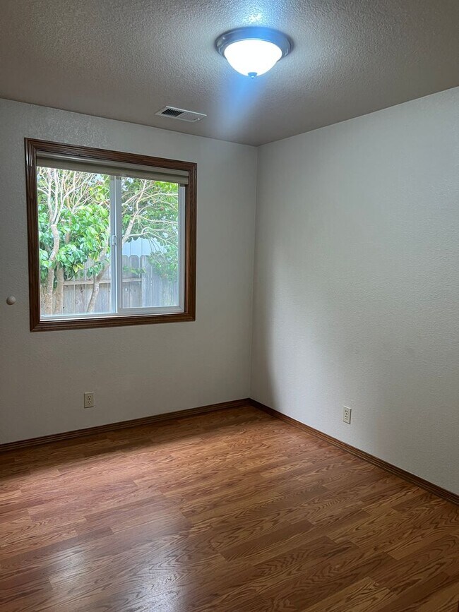 Building Photo - Mckinleyville 2 Bedroom Duplex