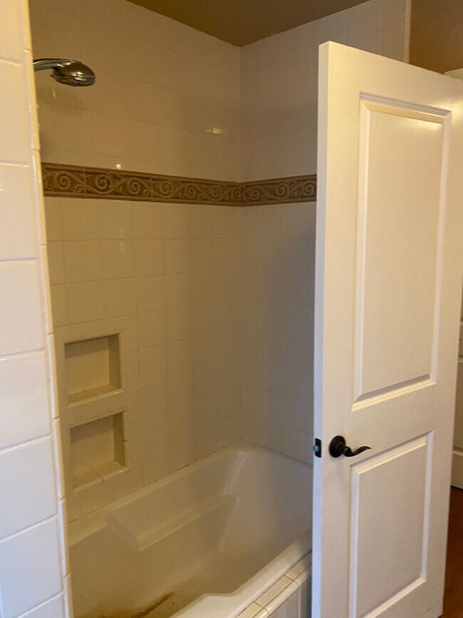 Building Photo - Country living and space!