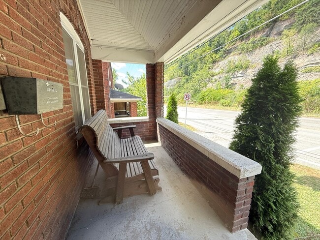 Building Photo - Charming Riverfront 2BR Walking Distance t...