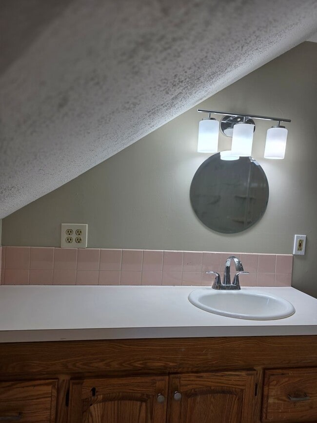 Building Photo - No Brokers Fee, In-Unit Laundry, Eat-in Kitchen, Large bedrooms, 3 Full Bathrooms