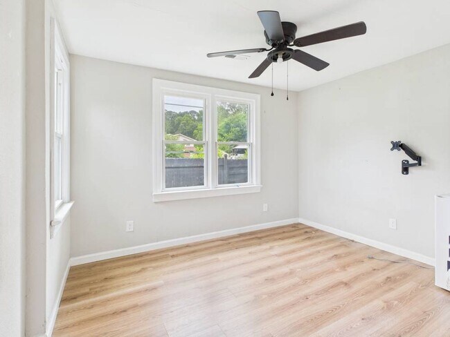 Building Photo - Beautiful 3 Bedroom 2 Bathroom 1 car Garag...