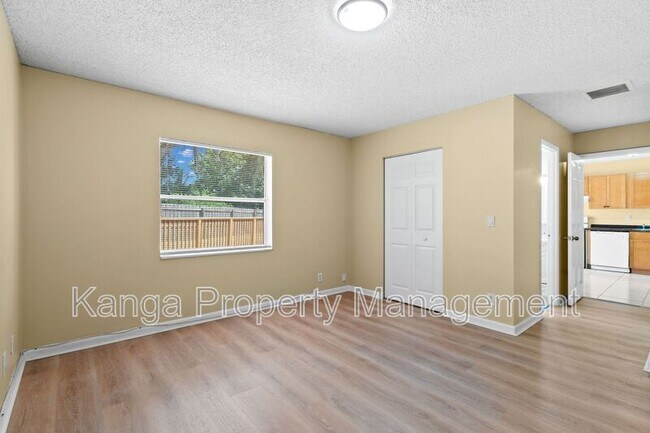 Building Photo - 6126 Wauconda Way E