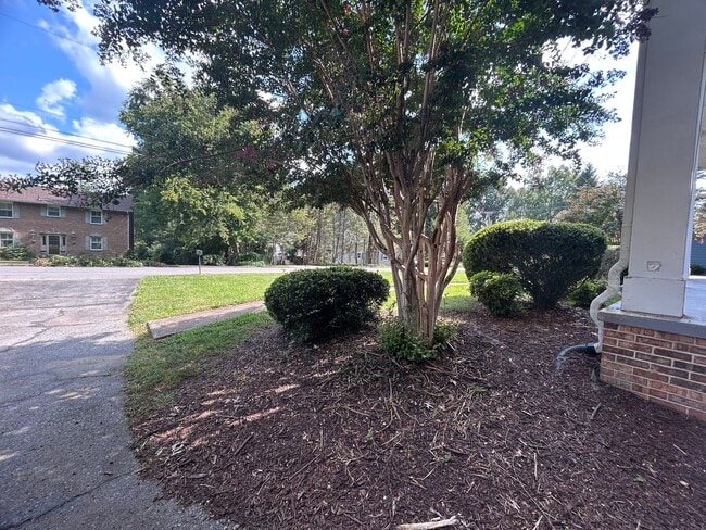 Building Photo - Large 4 bedroom 3 bathroom house in the he...